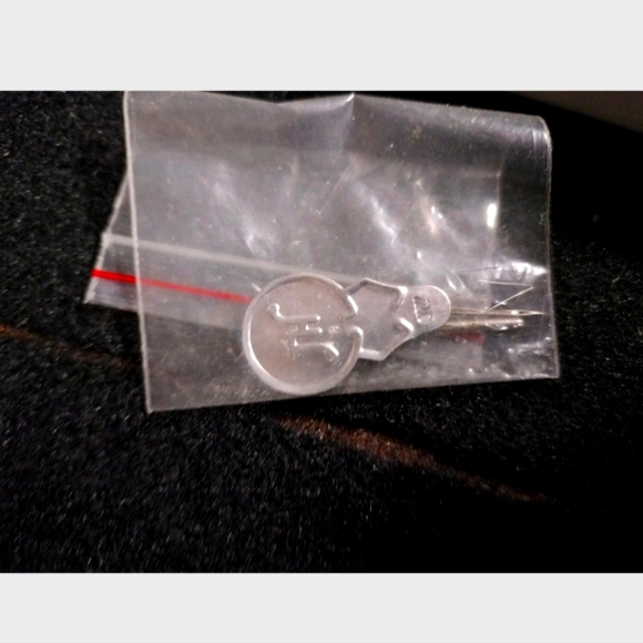 As Seen On Tv - Handy Stitch Portable Handheld Sewing Machine + 25 Extra Threads - Picture 6 of 10